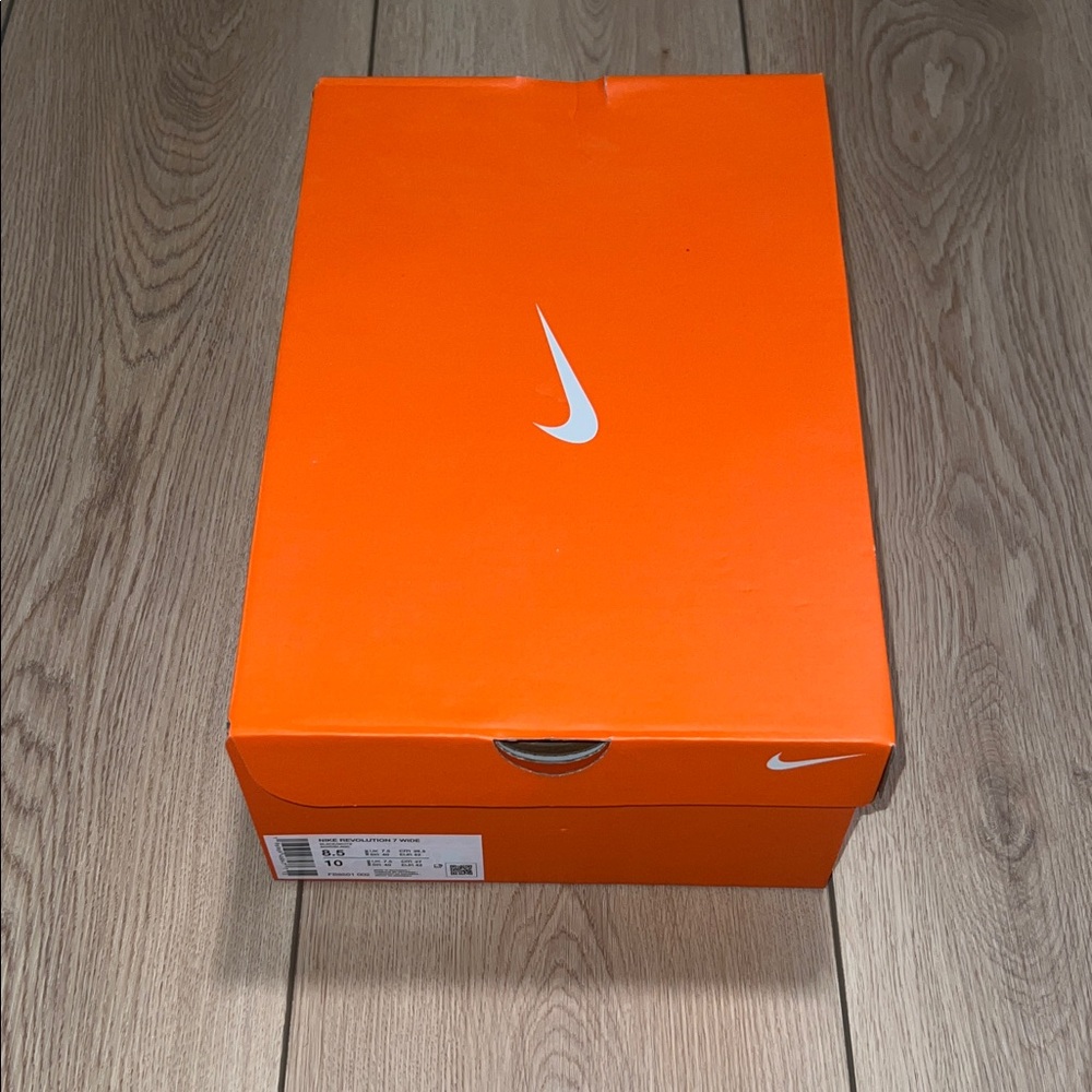 NWT - Nike Revolution 8.5 Wide Black and White Running Shoes - Picture 11 of 12